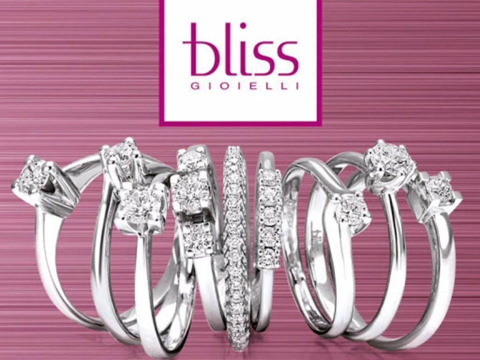 Collezione di anelli Bliss Gioielli in argento con diamanti, su sfondo rosa.