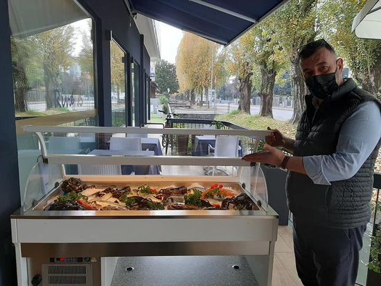 chef con un granchio gigante
