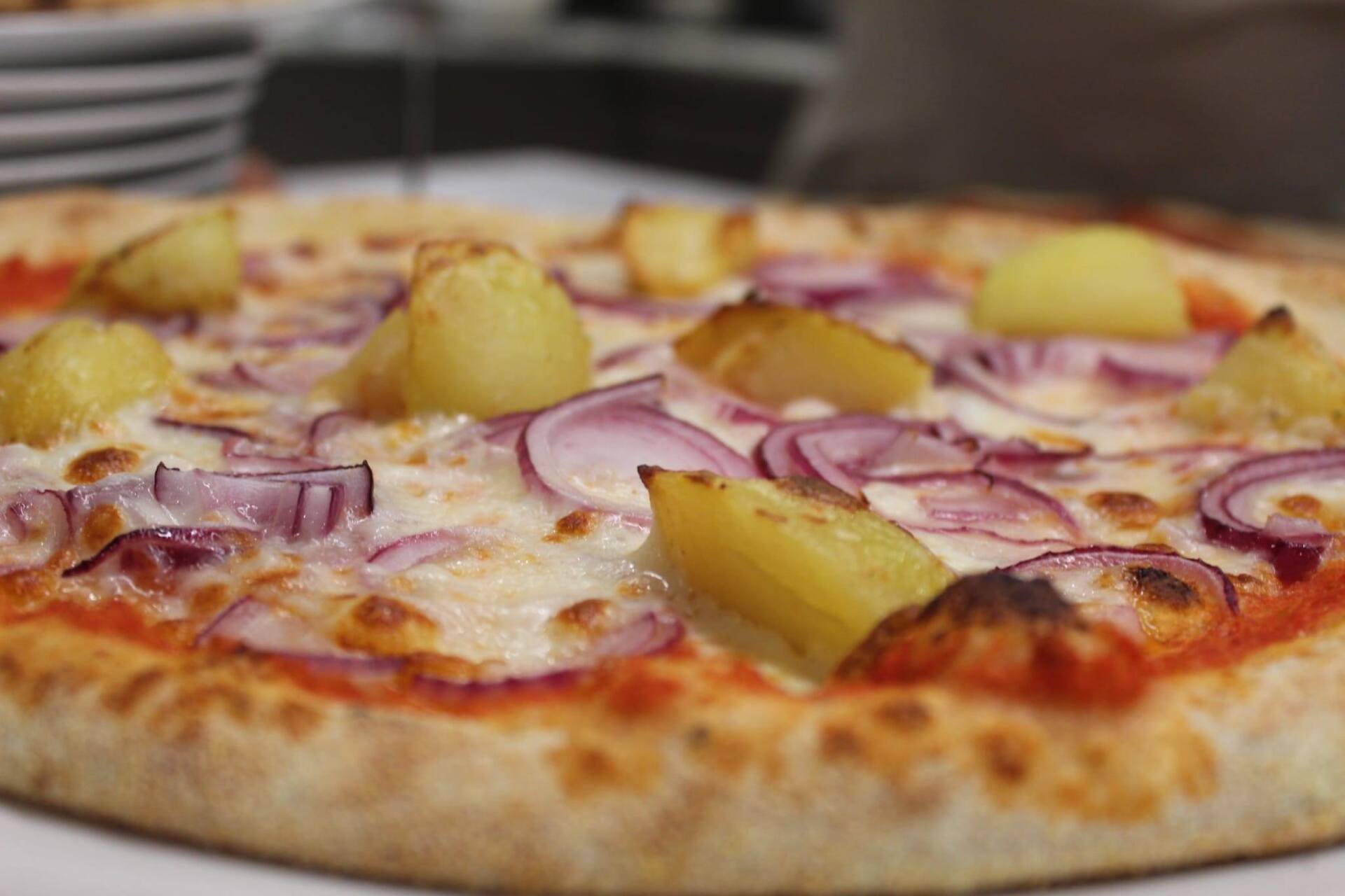 pizza con patate e cipolle rosse