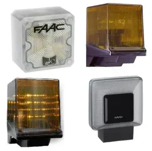 Quattro diverse luci di segnalazione a LED FAAC, con alloggiamento trasparente o ambra, forma quadrata e base nera.