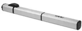 Una torcia telescopica argentata, di forma rettangolare e ottagonale, con pulsante e cappuccio terminali neri.