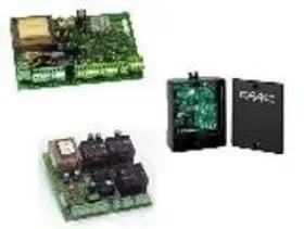 Tre schede elettroniche; due sono nude, una è racchiusa in una custodia nera con l'etichetta 