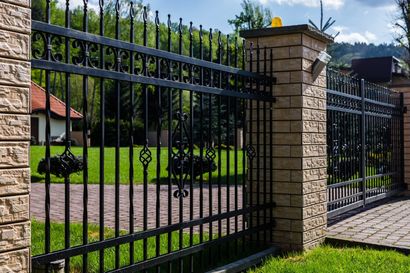 Newly installed steel fencing for a huge residential property in Wollongong NSW.