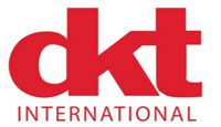 Logo rouge « dkt » avec la mention « INTERNATIONAL » en dessous.