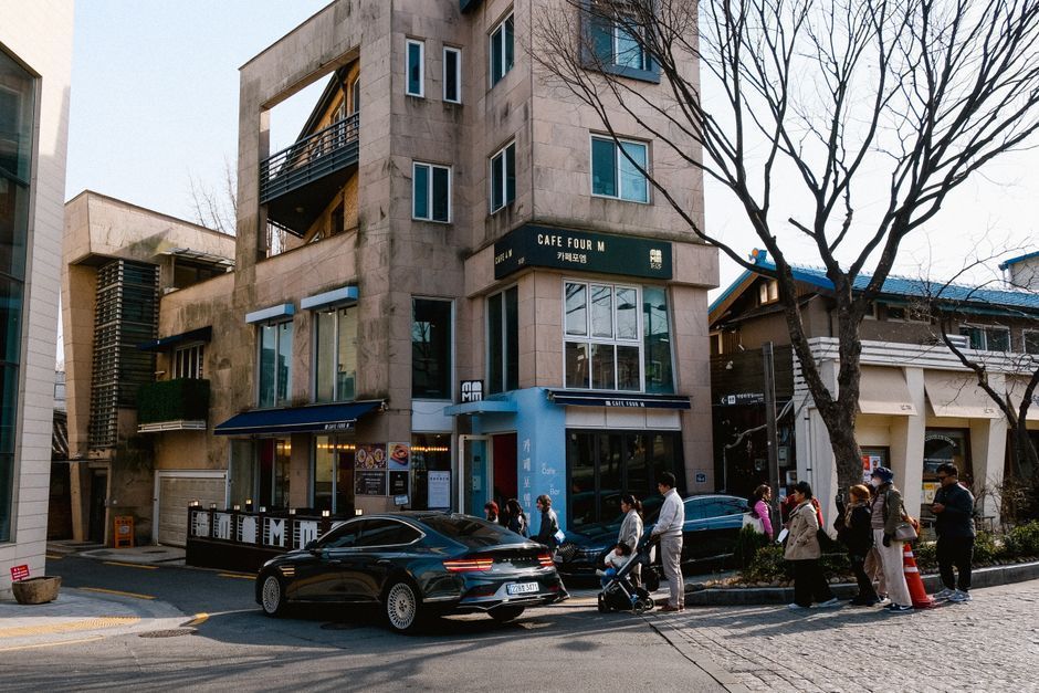 Expat friends meeting in a Seoul cafe