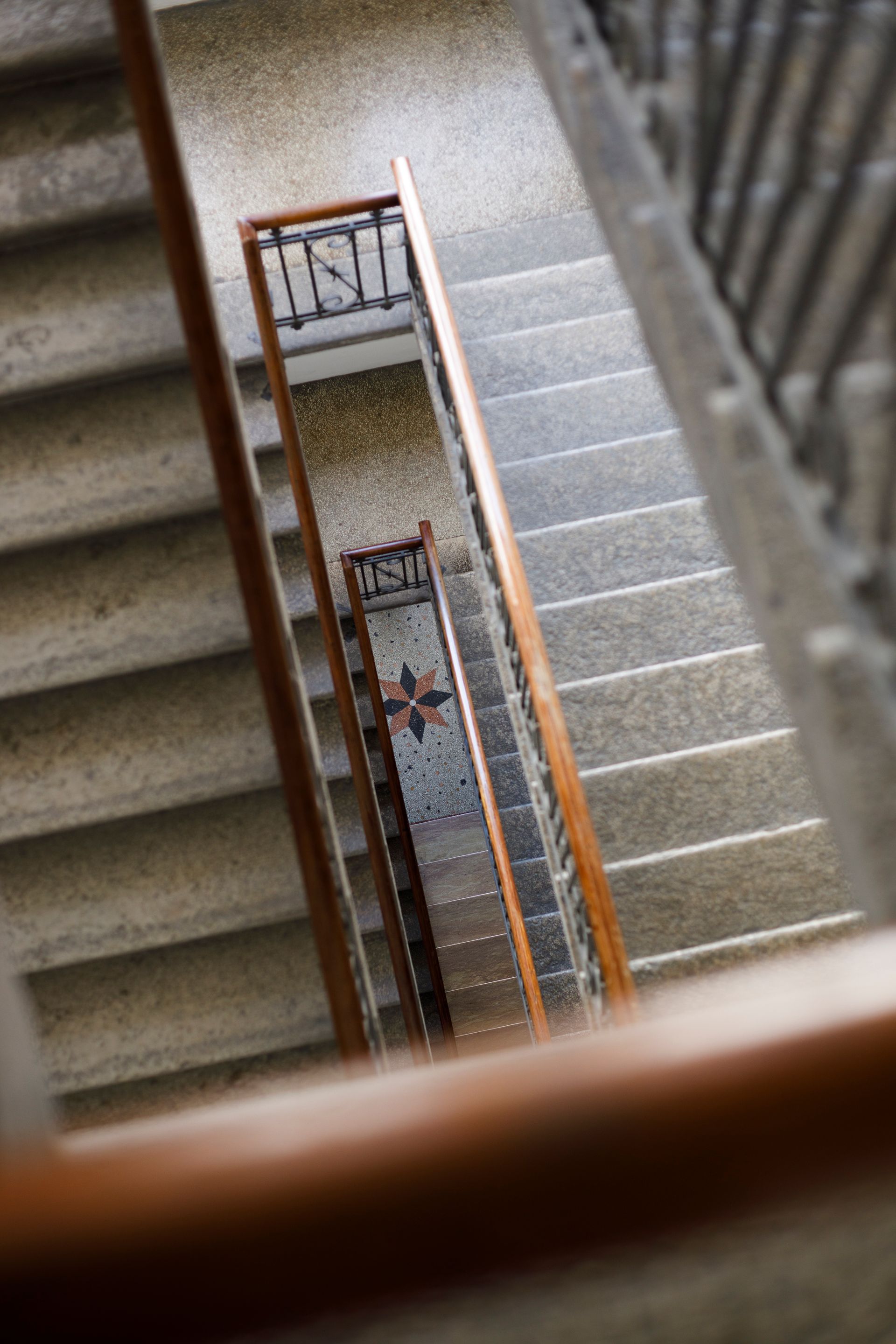 Eine Luftaufnahme einer Treppe mit einem Holzgeländer.