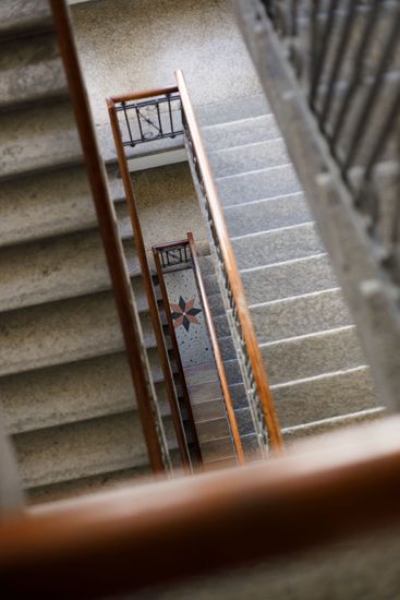 Una veduta aerea di una rampa di scale con ringhiera in legno.