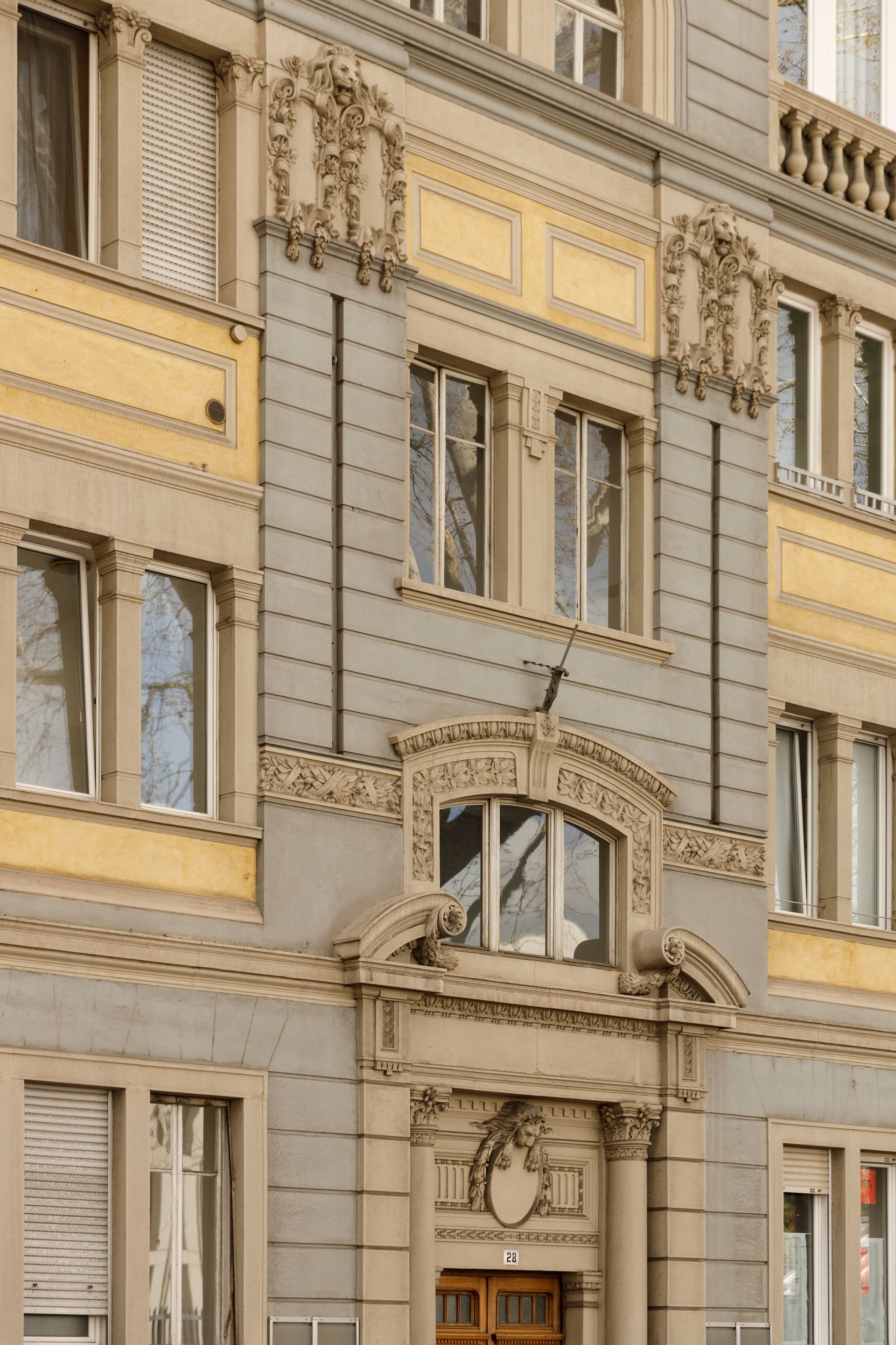 Ein großes Gebäude mit vielen Fenstern und einer Tür.