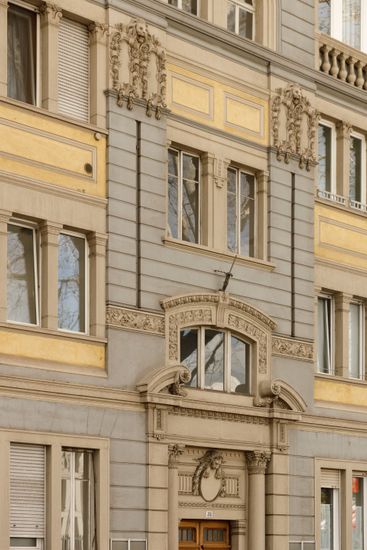 Un grande edificio con molte finestre e una porta.