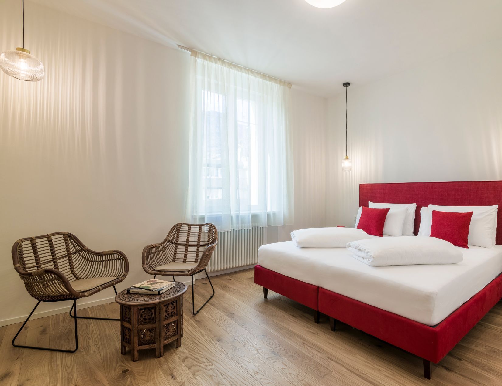 Una camera d'albergo con un letto, sedie e un tavolo.