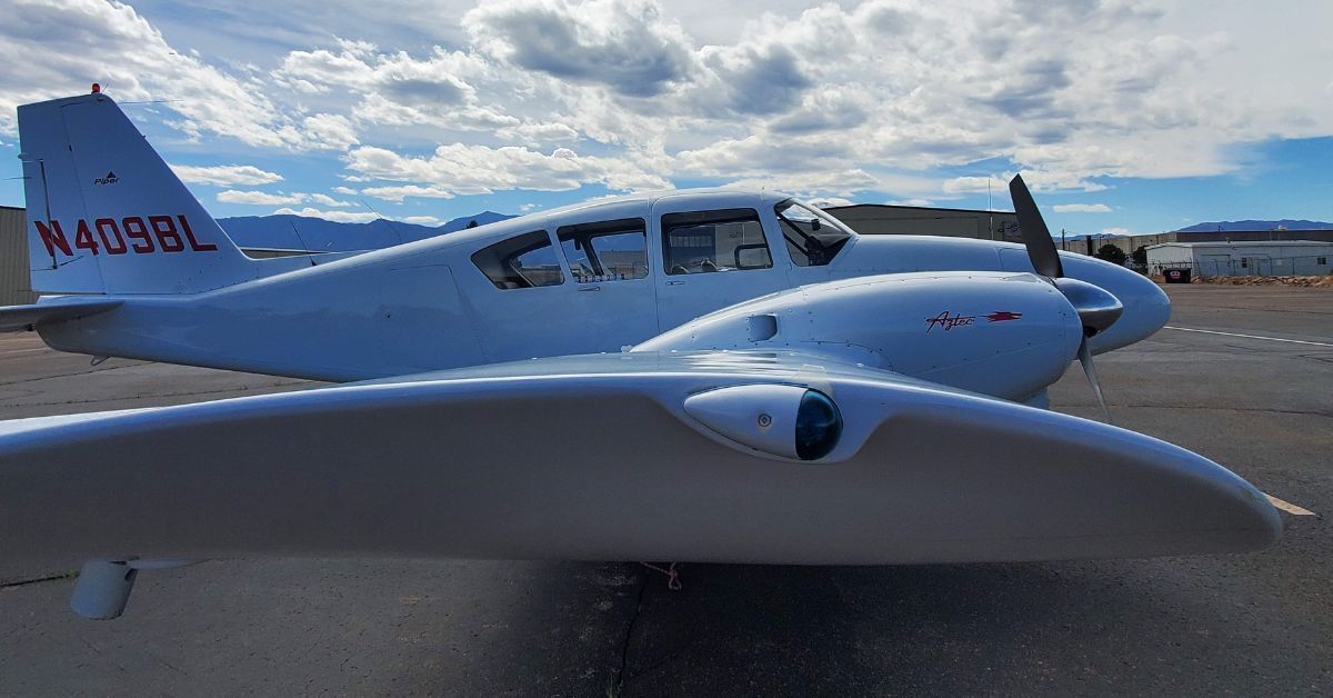Airplane with 6 windows