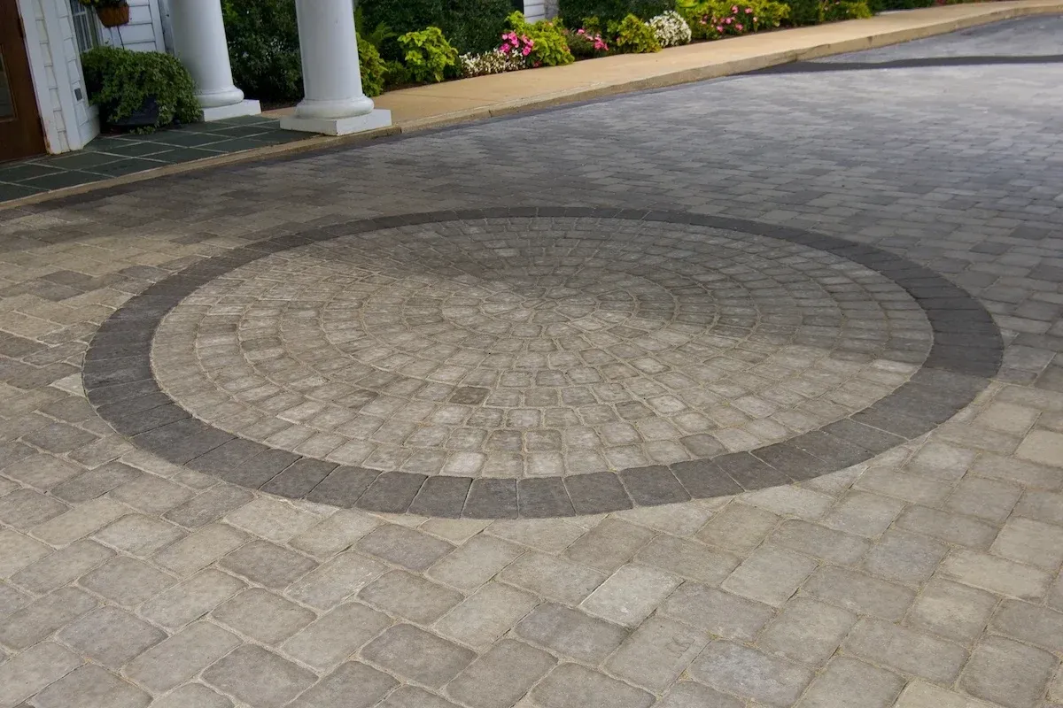 A driveway with a circle in the middle of it