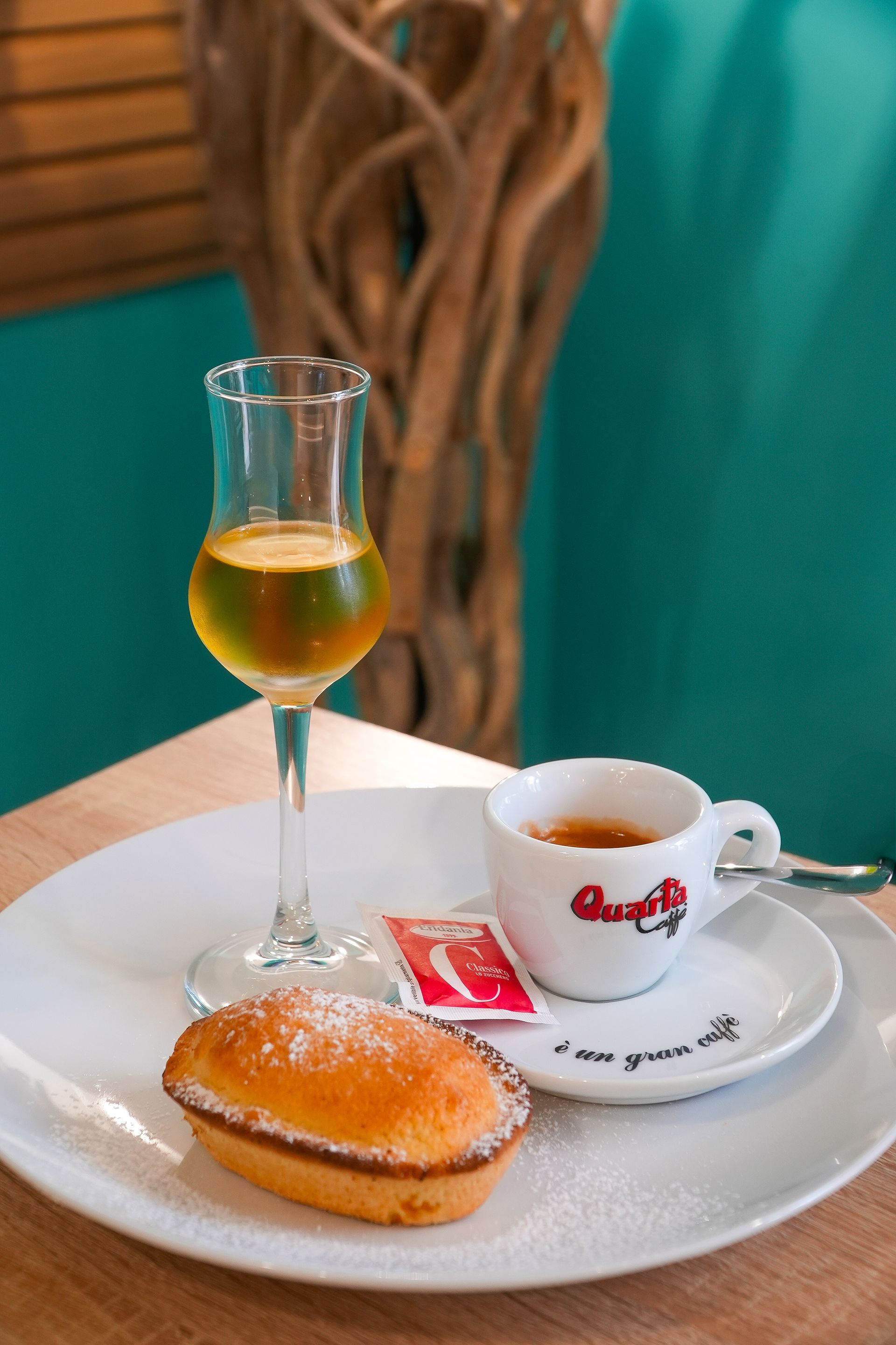 caffè quarta pasticciotto e prosecco