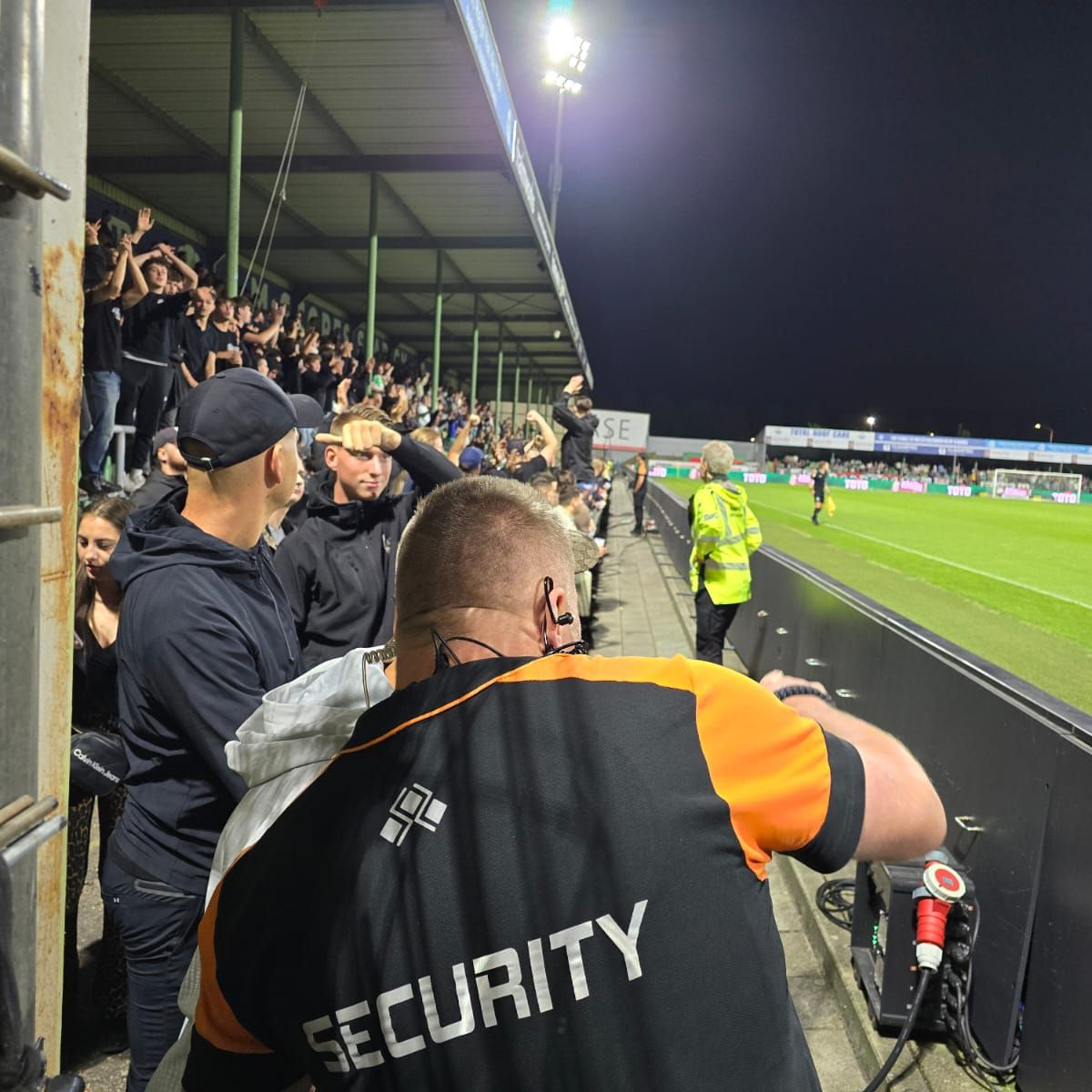 Professionele voetbalbeveiliging in een modern stadion.