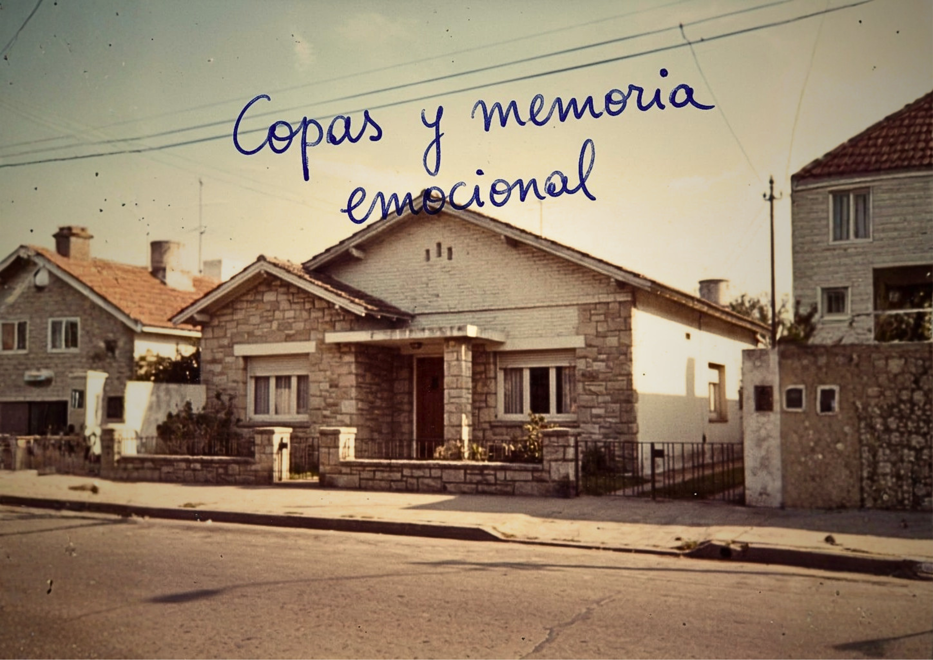Texto manuscrito en español sobre una vista de calle en tono sepia de una pequeña casa de piedra y edificios vecinos.
