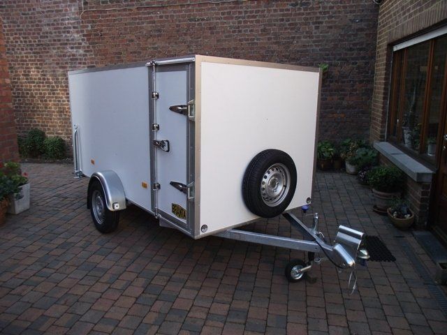 kastaanhangwagens - gesloten aanhangwagens
