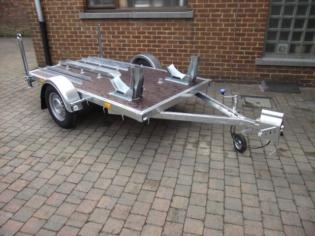 motor aanhangwagen met gesloten laadvloer