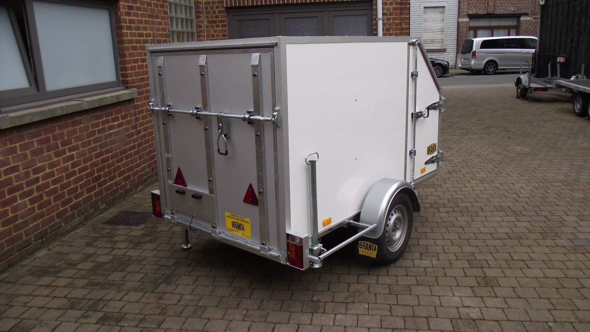 kastaanhangwagen met valdeur