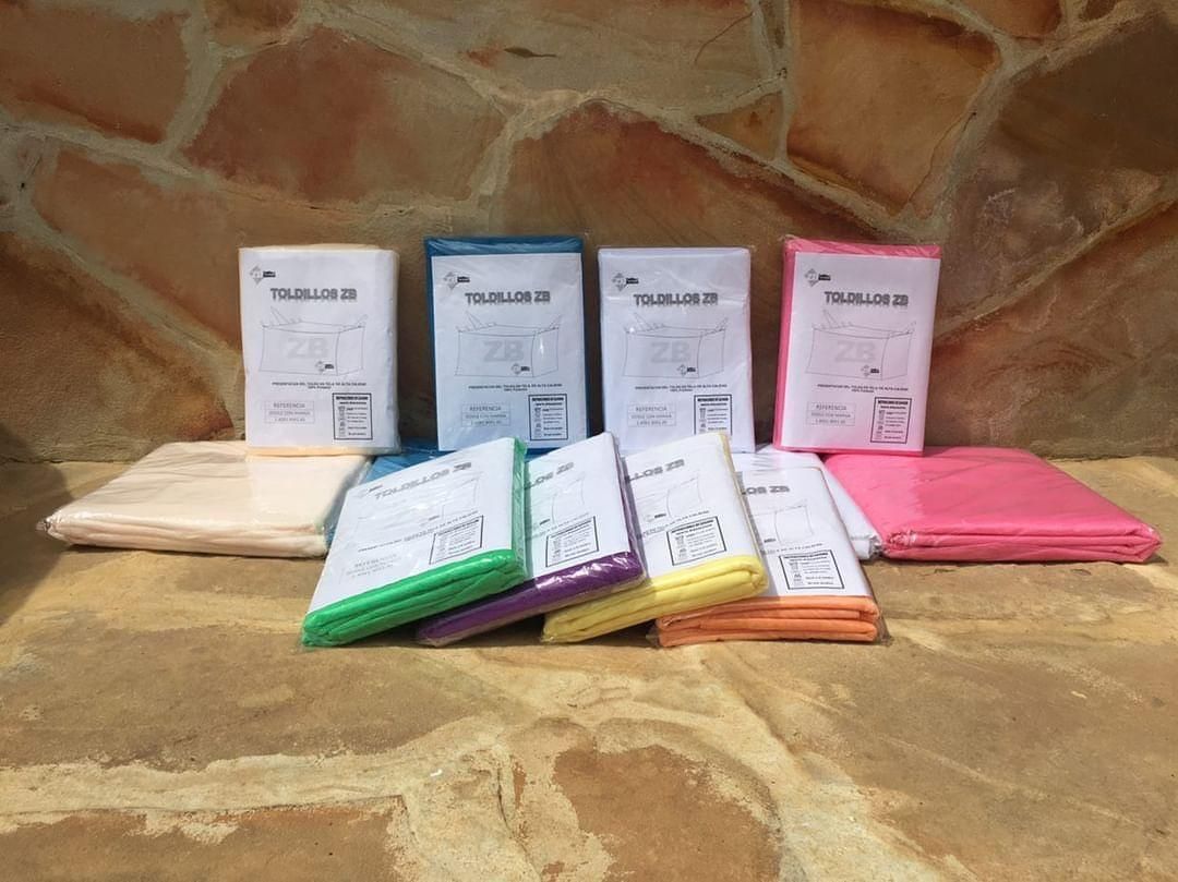 Cuatro paños de limpieza rectangulares empaquetados en blanco, azul, blanco y rosa, 