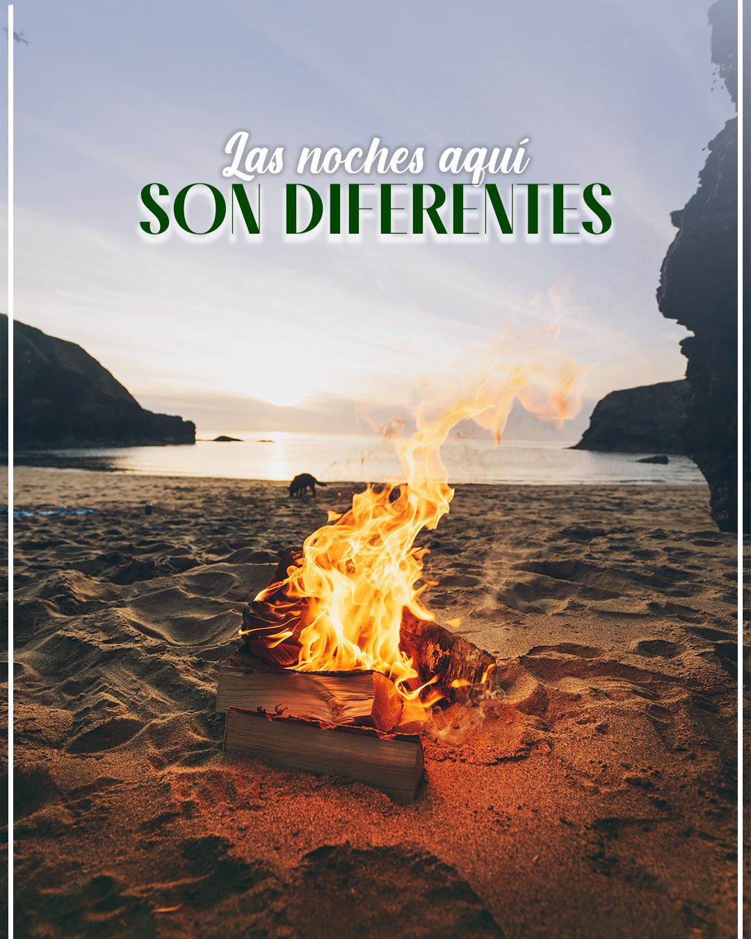 Fogata encendida en una playa de arena por la noche, con el océano y el cielo estrellado de fondo.