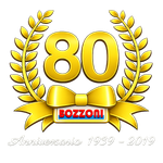 Emblema dorato dell'80° anniversario con corona d'alloro, nastro e logo Bozzoni, 1939–2019