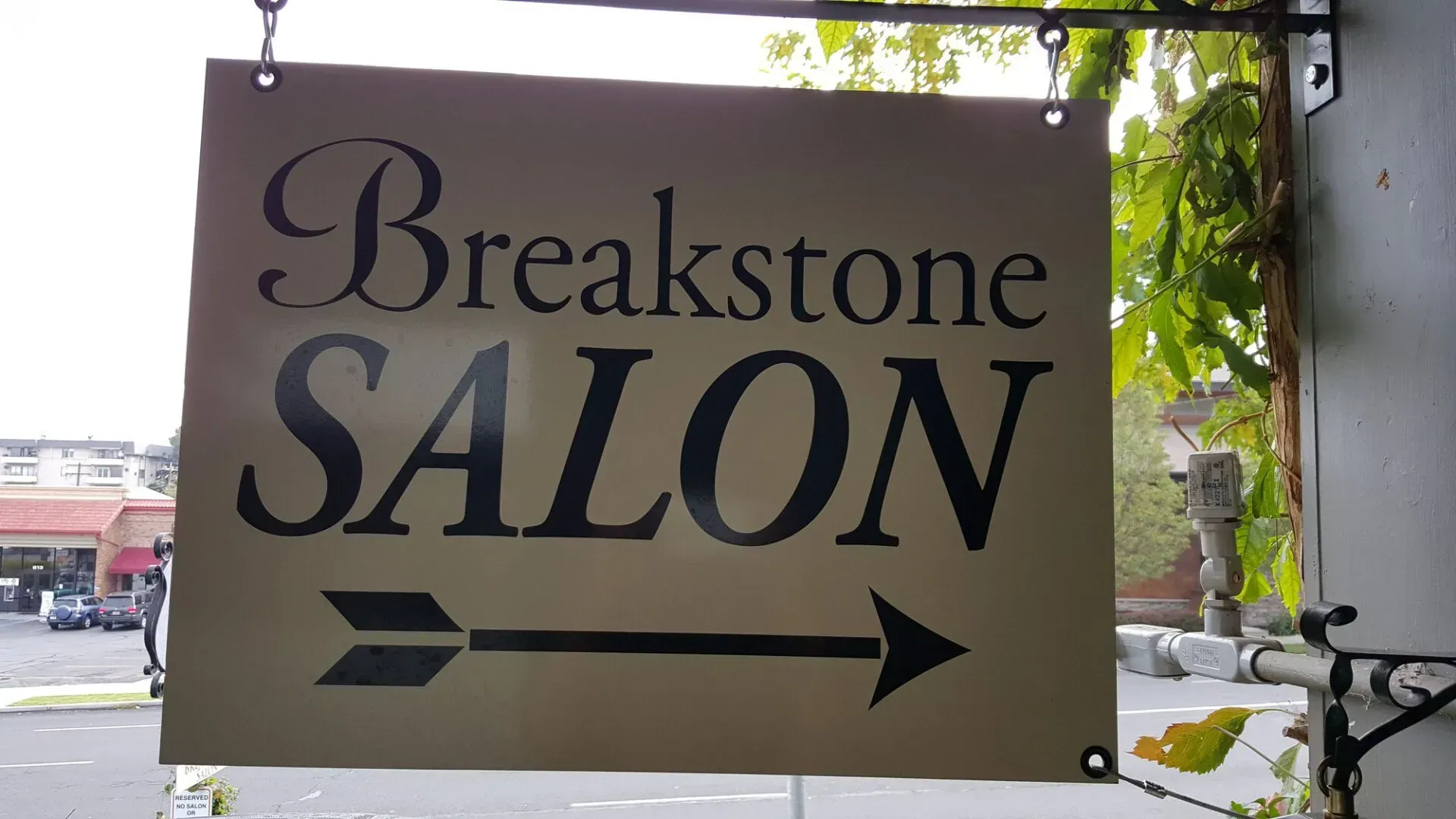 A sign for Breakstone Salon with an arrow pointing to the right