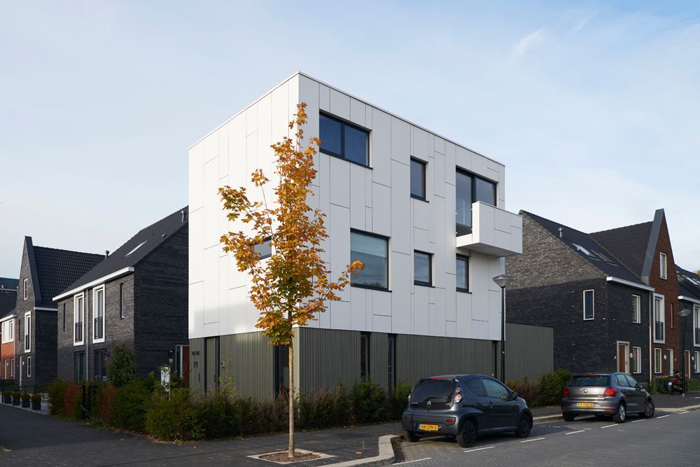 a white and modern dental clinic in Zuidoost Amsterdam