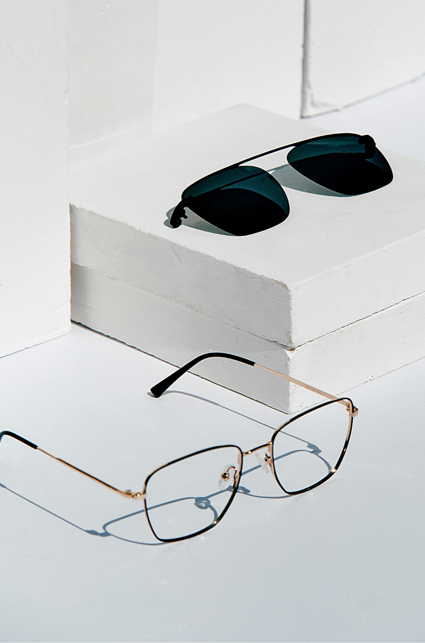 Un par de gafas de sol encima de una caja blanca.