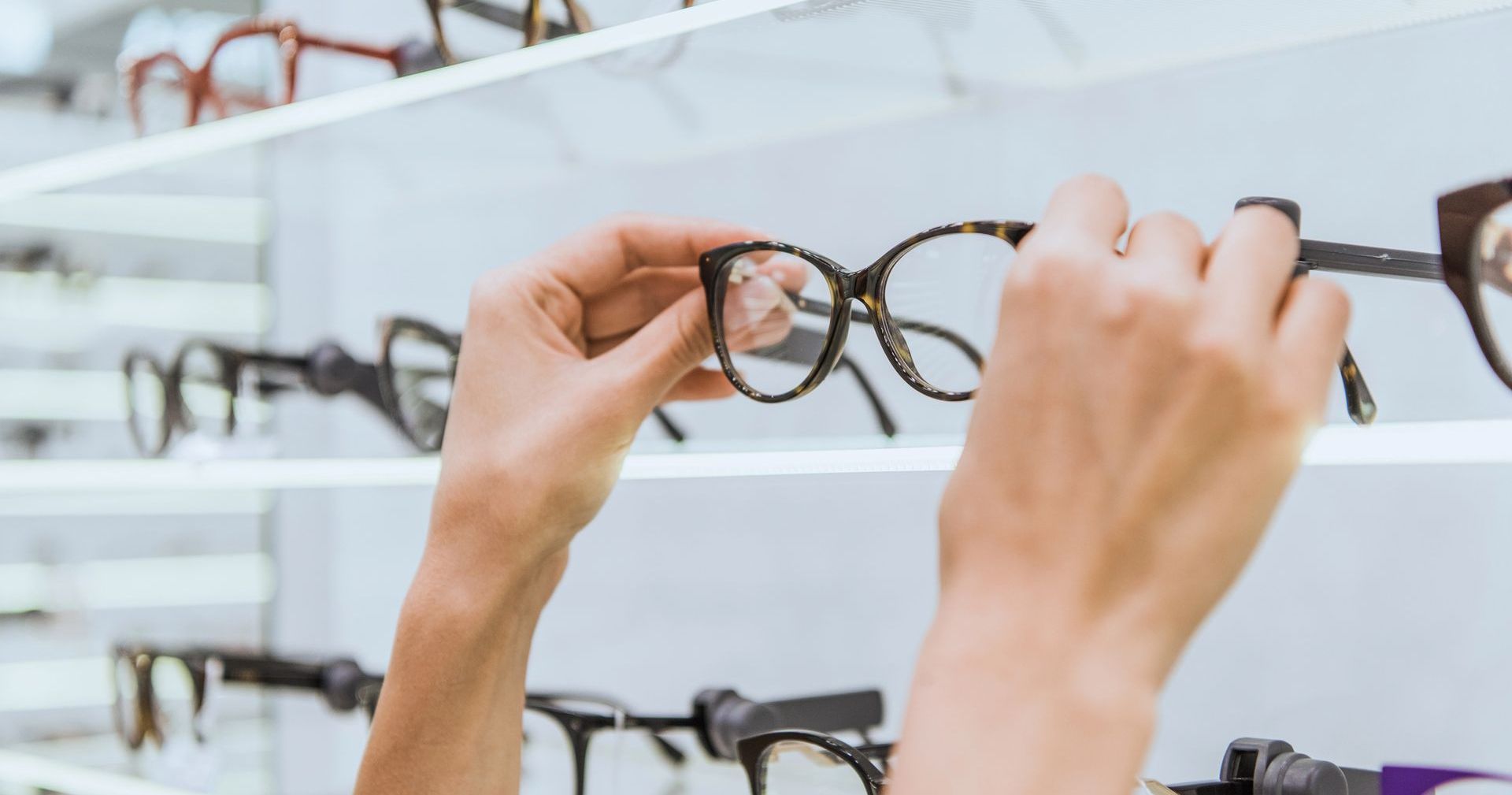 Una persona sostiene un par de gafas en sus manos.
