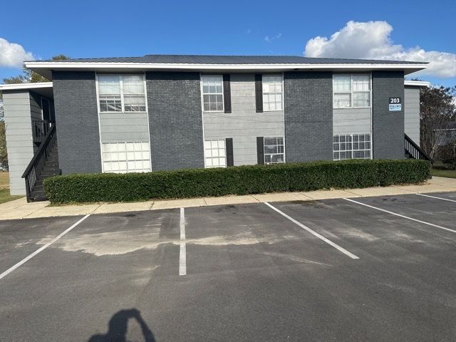 Palms at Dothan apartments exterior and parking lot