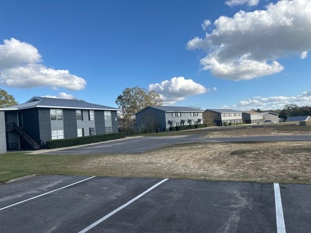Palms at Dothan apartments parking lot