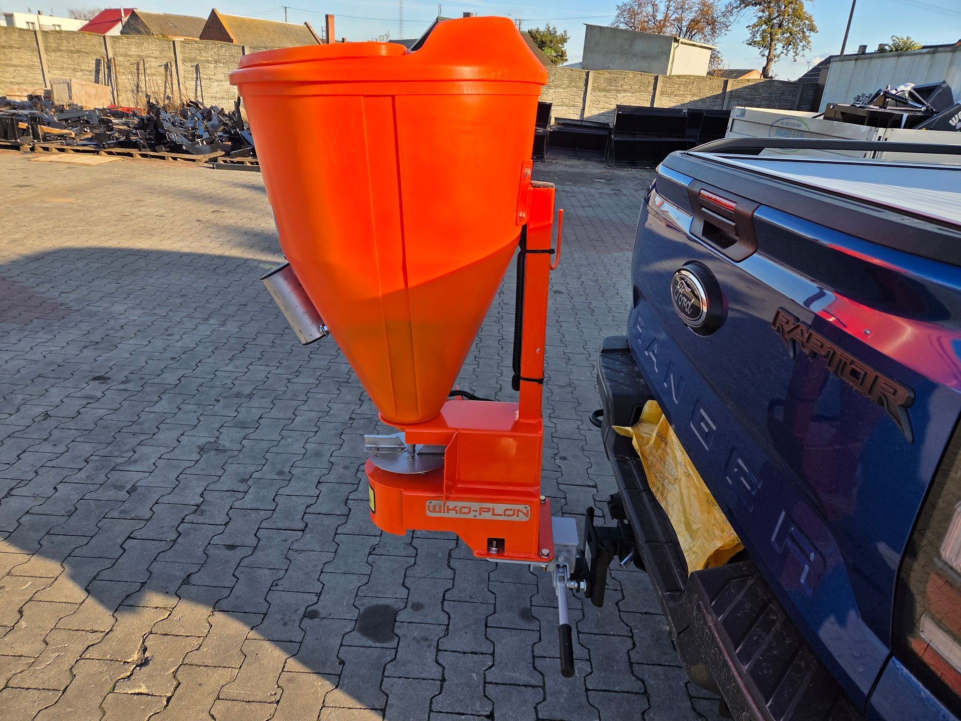 Salzstreuer Wiko Plon 110L mit Vibrationsmotor Winterdienst 12V Elektrisch Motor mit Getriebe