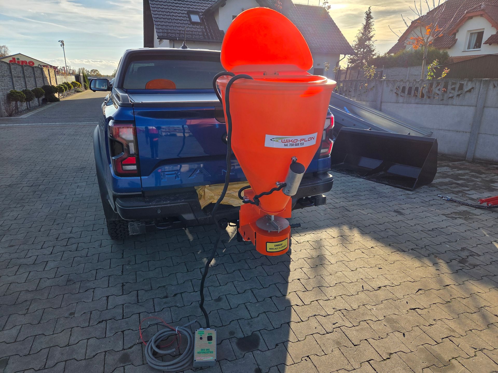 Salzstreuer Wiko Plon 110L mit Vibrationsmotor Winterdienst 12V Elektrisch Motor mit Getriebe