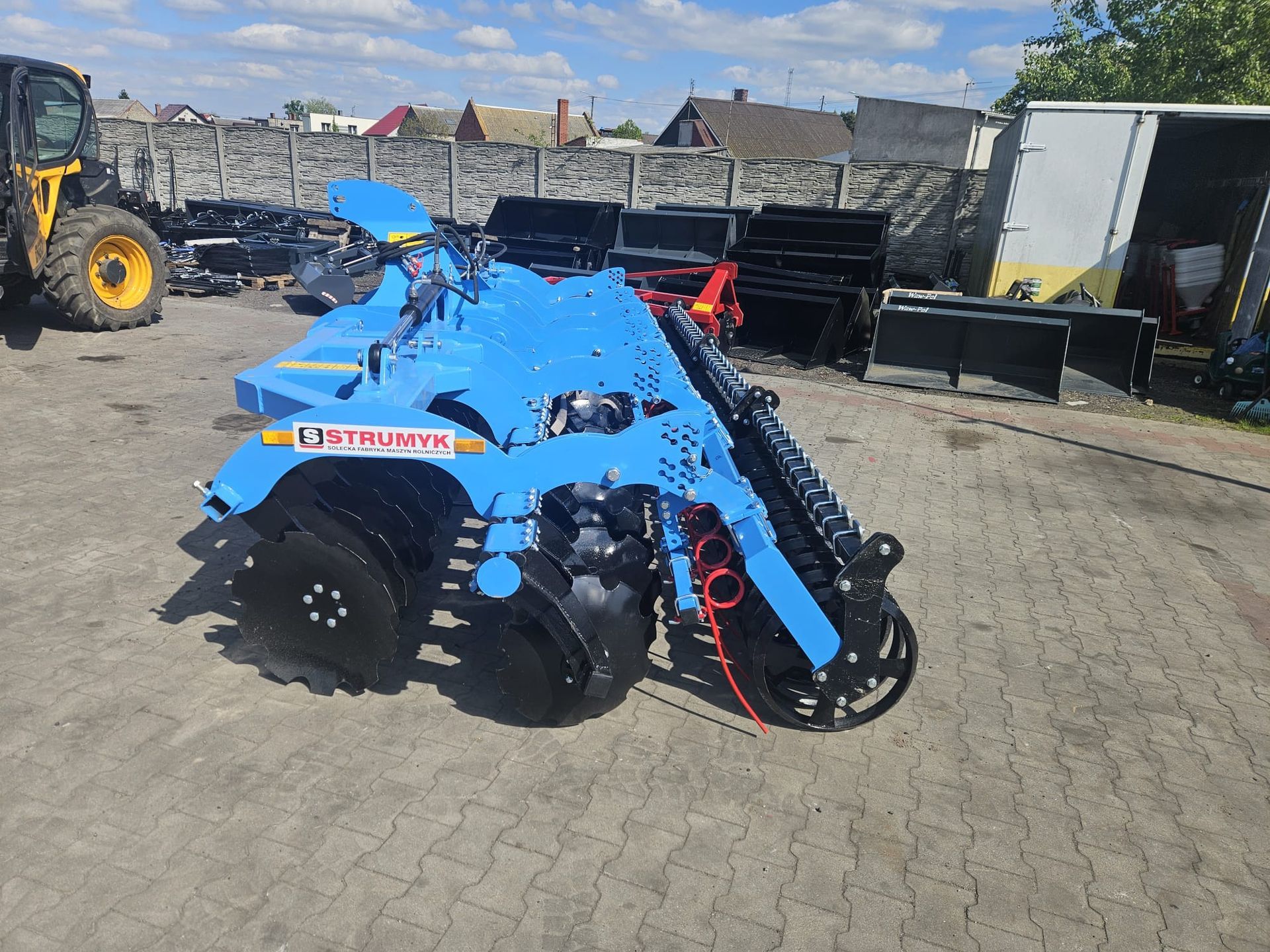 Scheibenegge 5,5 m hydraulisch klappbar. Mit Rohrstabwalze