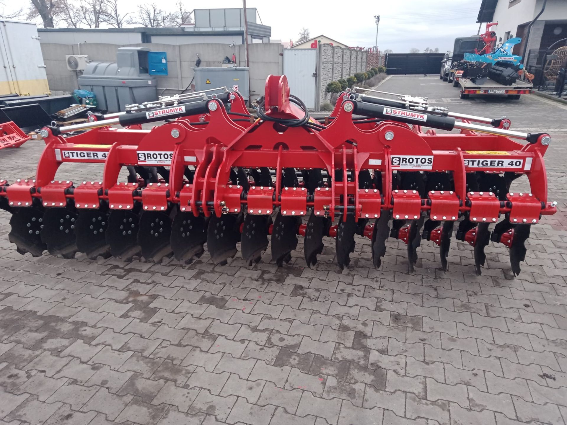 Scheibenegge 5,0 m hydraulisch klappbar. Mit Rohrstabwalze