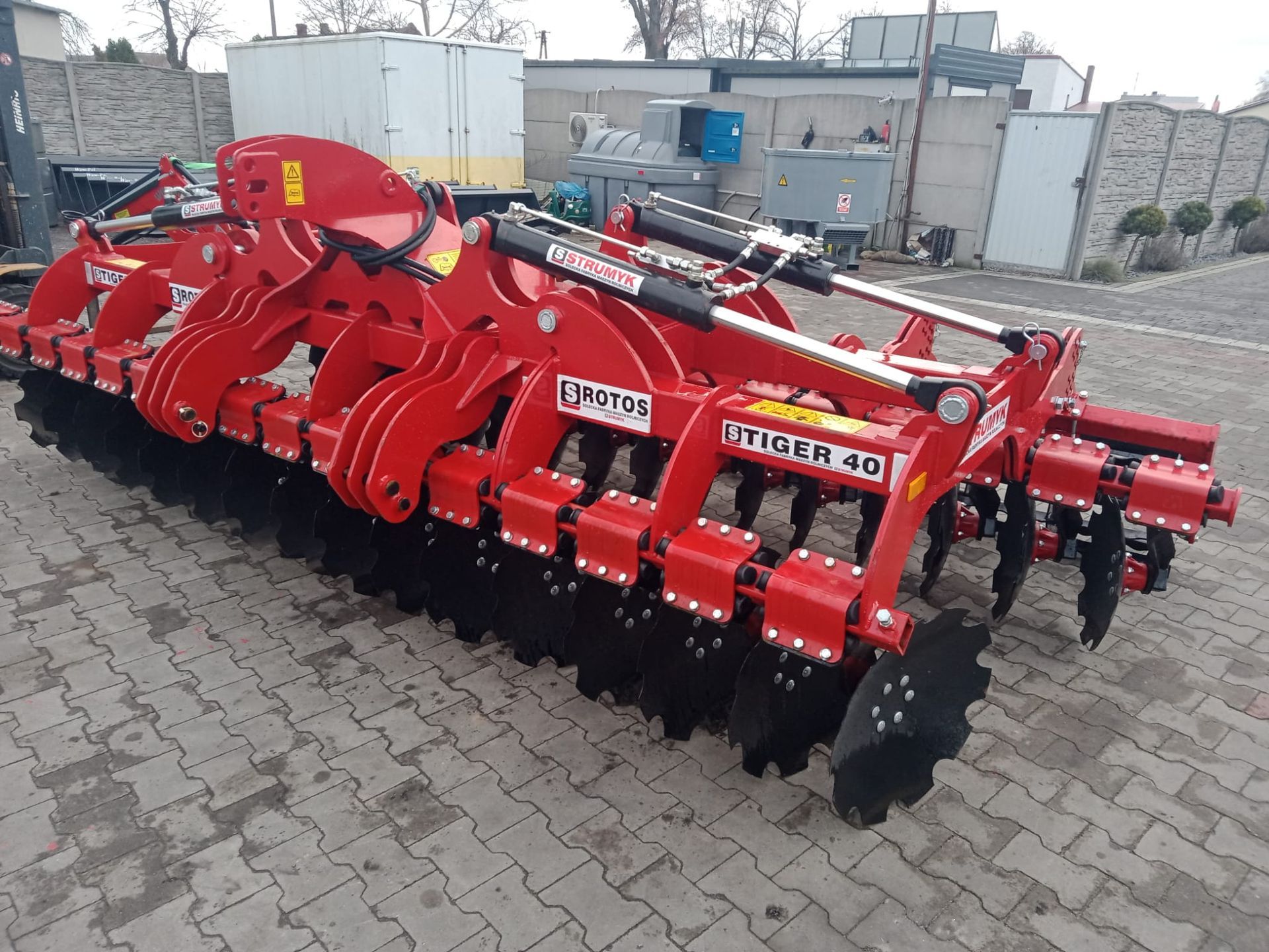 Brona talerzowa 4,5 m składana hydraulicznie z wałem rurowym