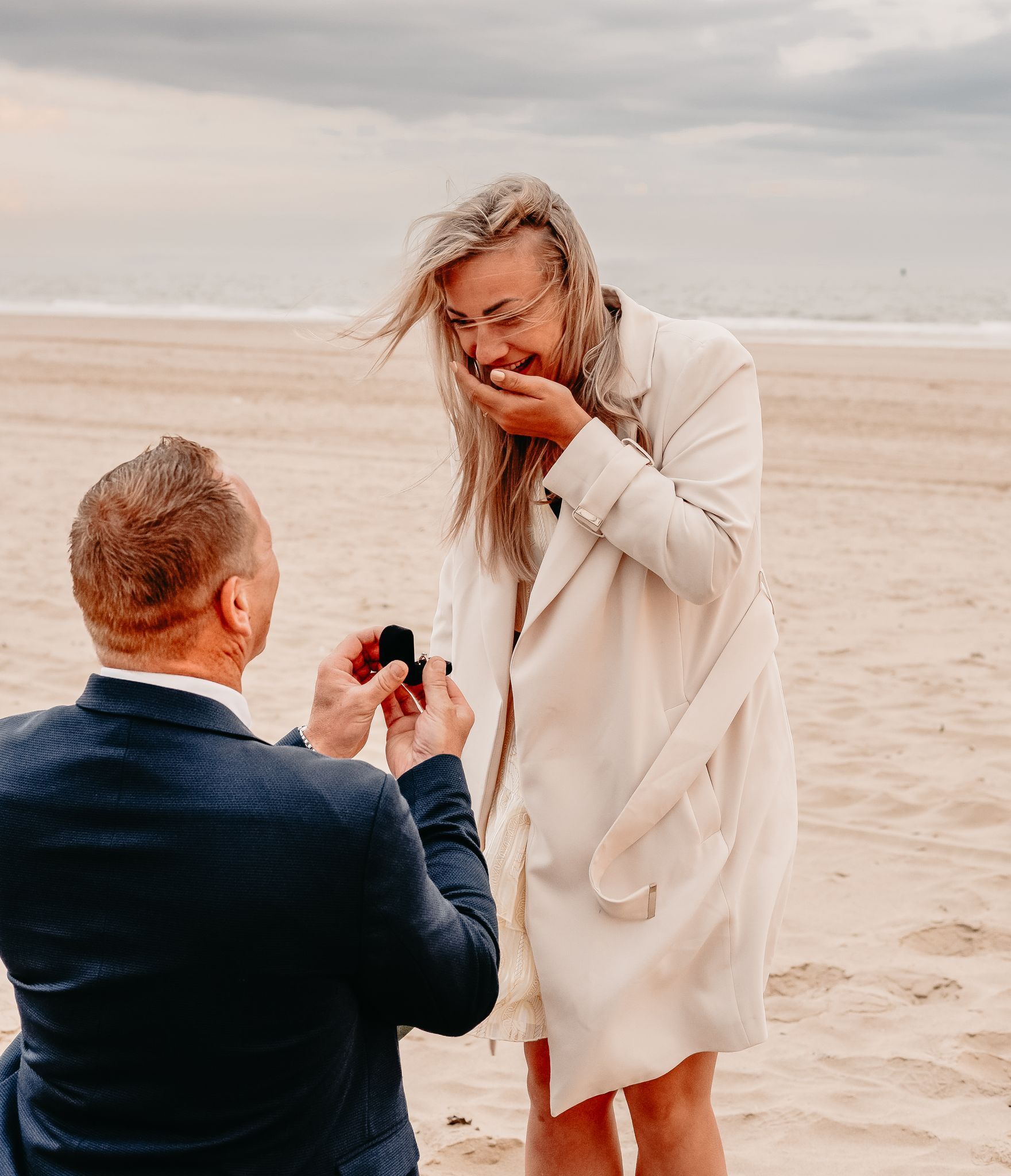Hoe Vraag Je Iemand Ten Huwelijk? Unieke Ideeën voor Een Perfect Aanzoek

Ben je klaar om dé vraag te stellen? In deze blog delen we creatieve en romantische ideeën om jouw aanzoek onvergetelijk te maken. Of je nu kiest voor een intieme setting of een groots gebaar, we geven je de beste tips om het perfecte moment te creëren voor jullie beiden.

Lees verder voor inspiratie en maak van jouw huwelijksaanzoek een onvergetelijk moment!