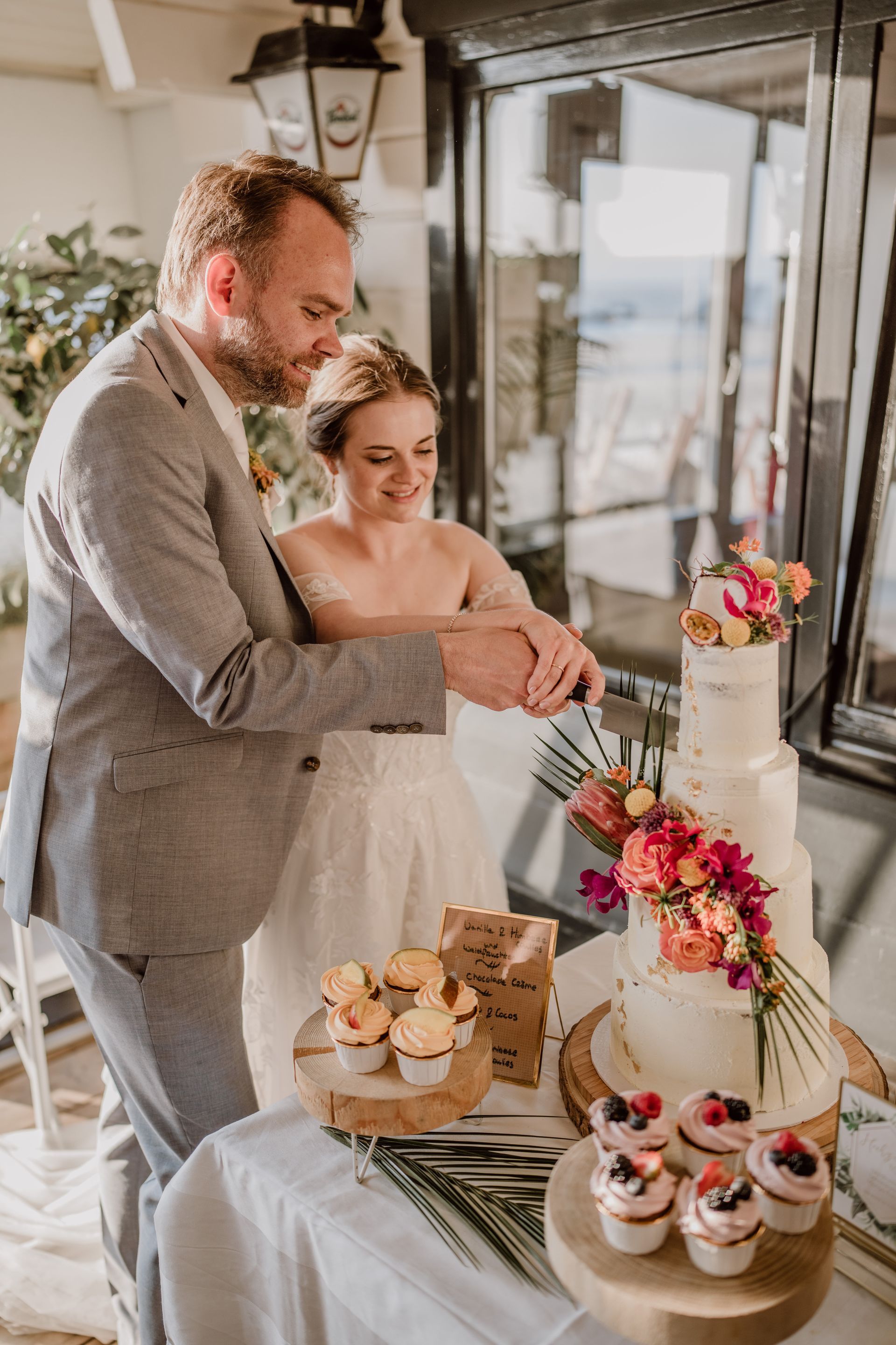 Onze Diensten: Alles voor een Perfecte Bruiloft
Als full-service weddingplanner ondersteunen wij u bij alle aspecten van de organisatie van uw bruiloft, waaronder:
Locatiekeuze en Decoratie: Wij helpen u bij het vinden van de ideale trouwlocatie en creëren een adembenemend decor dat uw liefdesverhaal vertelt.
Leveranciersbeheer: Van catering en fotografie tot bloemen en muziek, wij coördineren de beste leveranciers zodat u zich nergens zorgen over hoeft te maken.
Dagcoördinatie: Op de trouwdag zelf zorgen wij ervoor dat alles vlekkeloos verloopt, zodat u en uw gasten volop kunnen genieten.