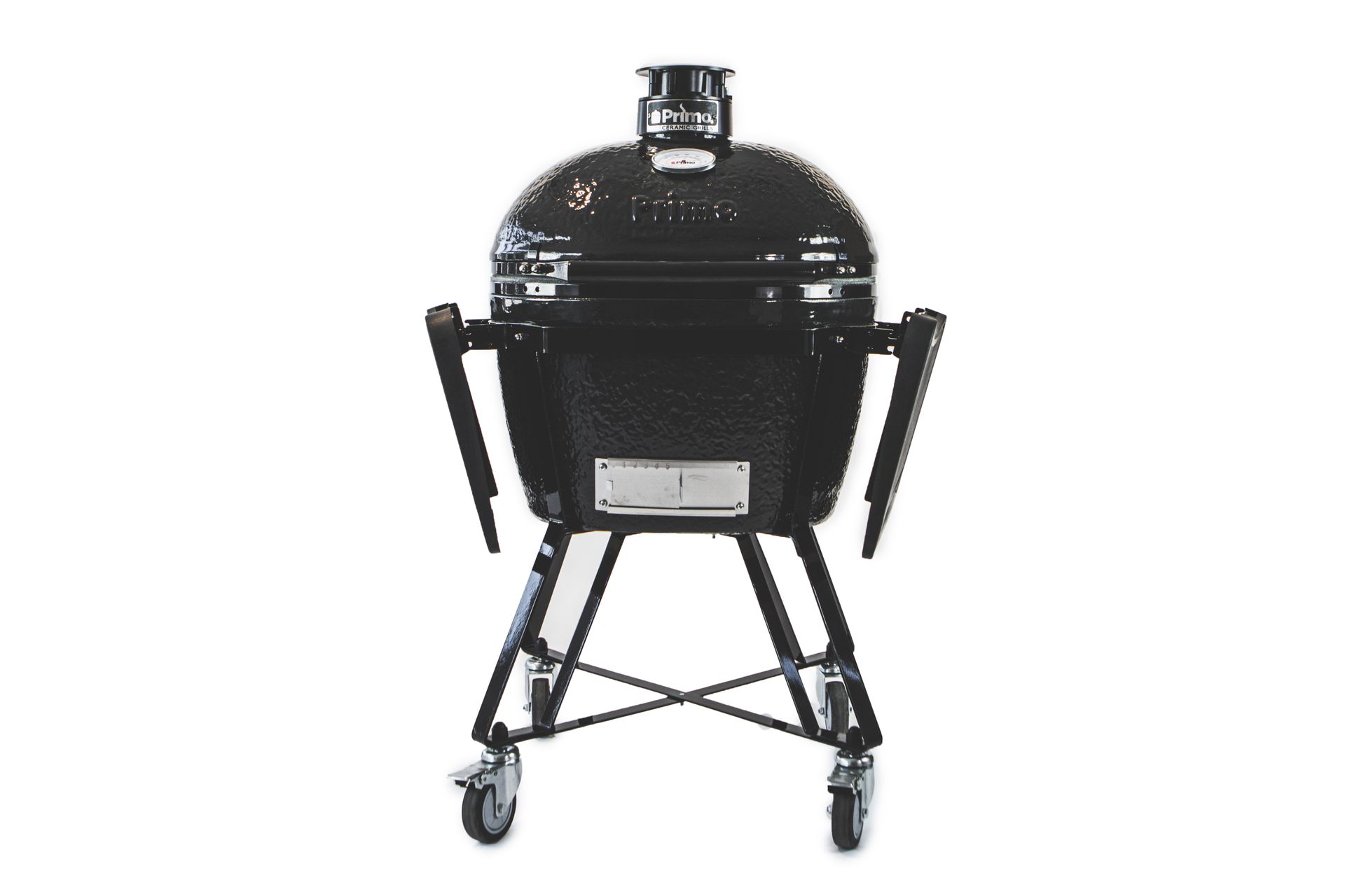 Een zwarte grill met wielen en handgrepen op een witte achtergrond.