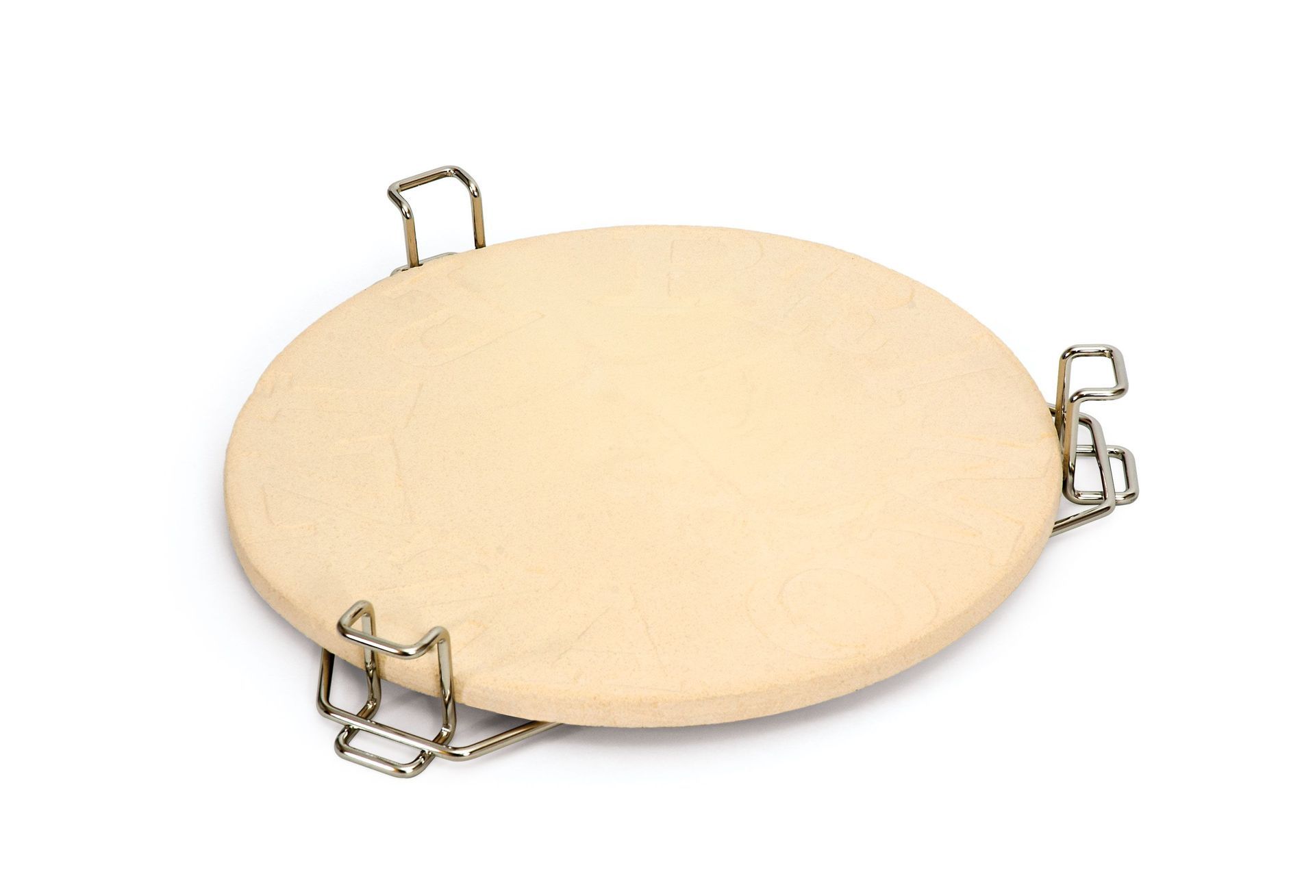 Een pizzasteen met kettingen eraan op een witte achtergrond