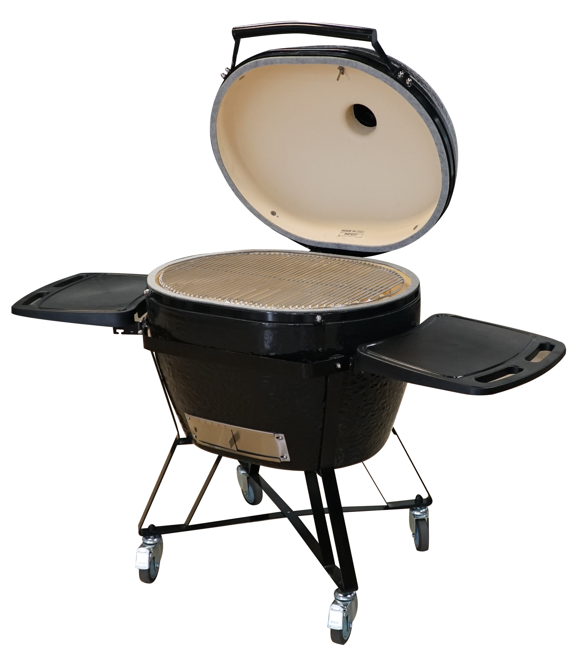 Een zwarte grill met het deksel open op een witte achtergrond