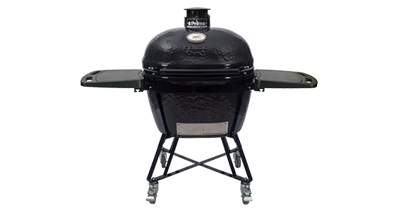 Een zwarte grill zit op een standaard op een witte achtergrond.