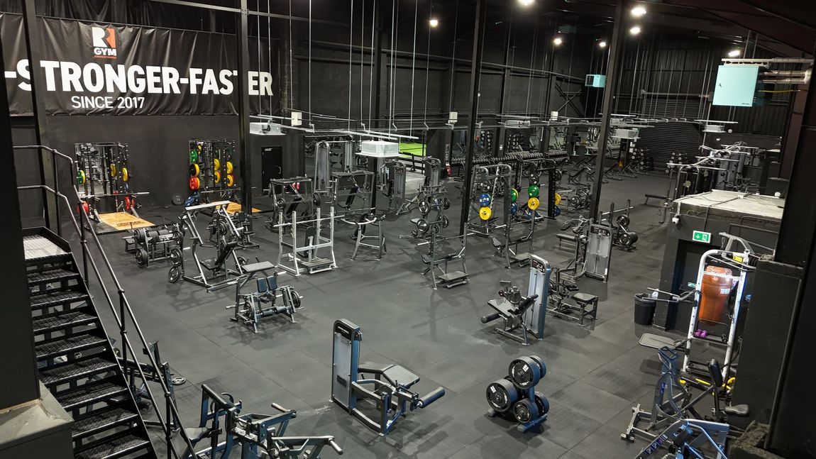 The super-sized Hammer Strength main gym inside Caerphilly’s biggest gym, featuring premium strength-training machines and free weights at Team Rees Gym.

