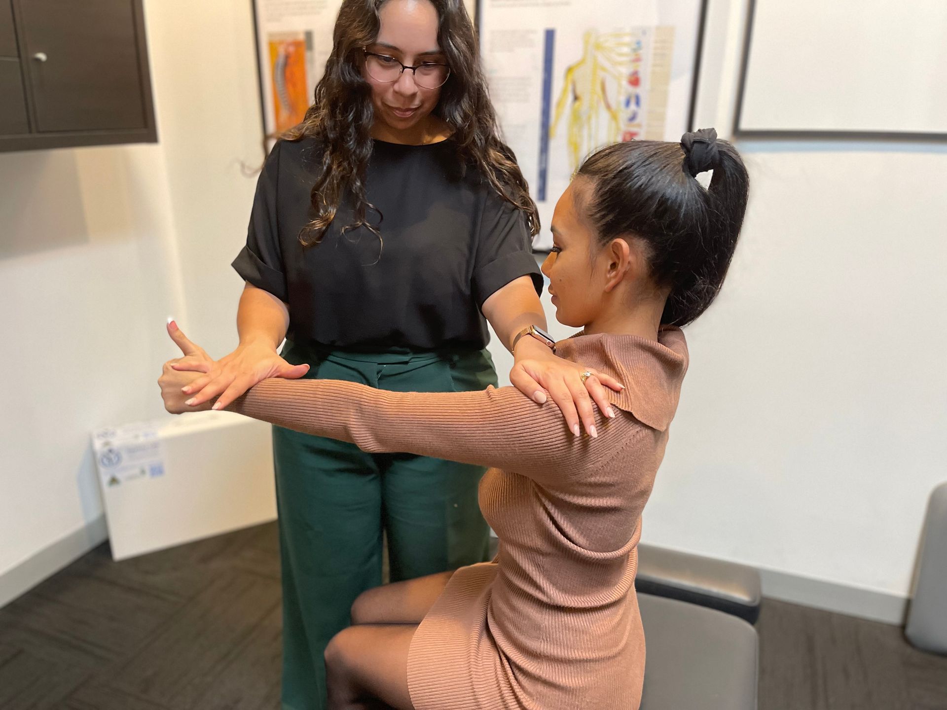 chiropractor treating shoulder pain