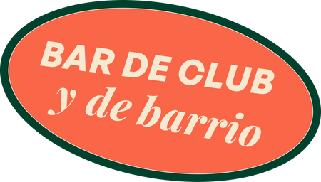 Letrero ovalado naranja con borde verde que dice “BAR DE CLUB y de barrio” en texto blanco.