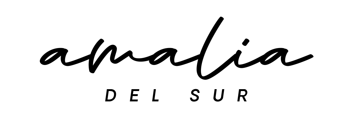 Logotipo negro escrito a mano con la palabra “amalia” y el texto “DEL SUR” espaciado debajo sobre un fondo blanco.