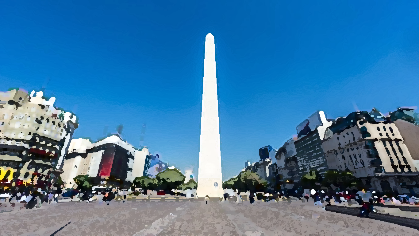 Un alto obelisco blanco se alza en una concurrida plaza de la ciudad bajo un cielo azul brillante, flanqueado por edificios y tráfico.