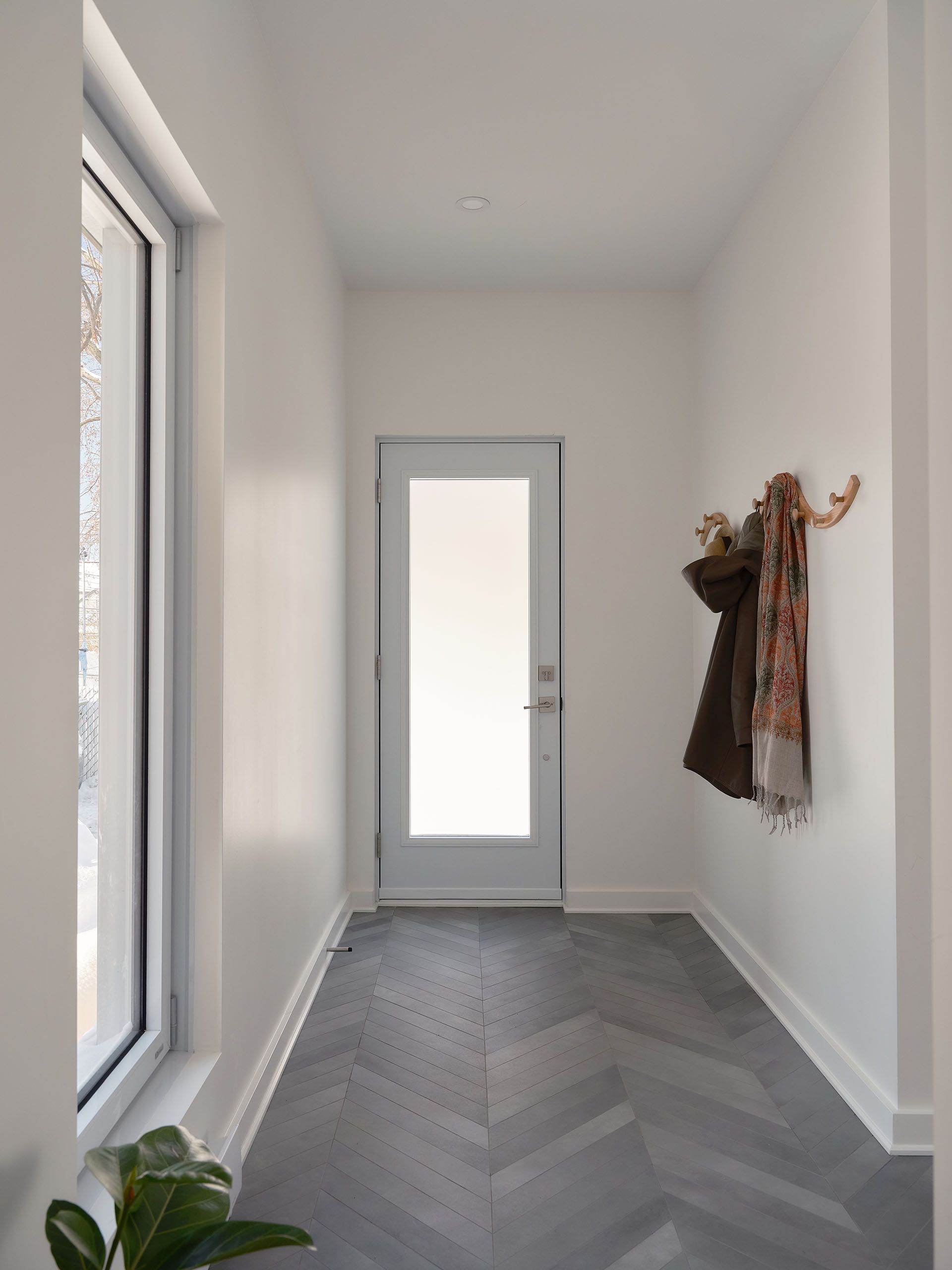 Un couloir avec un manteau accroché au mur