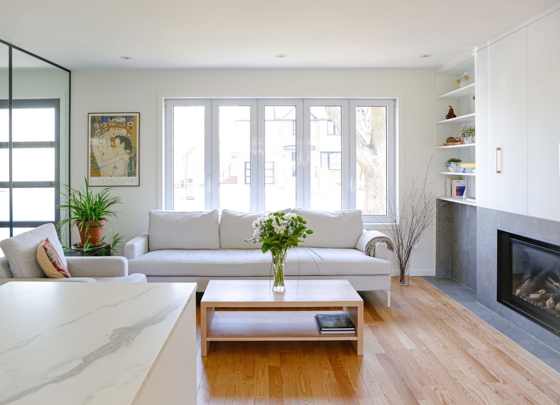 Un salon avec un canapé blanc et une cheminée