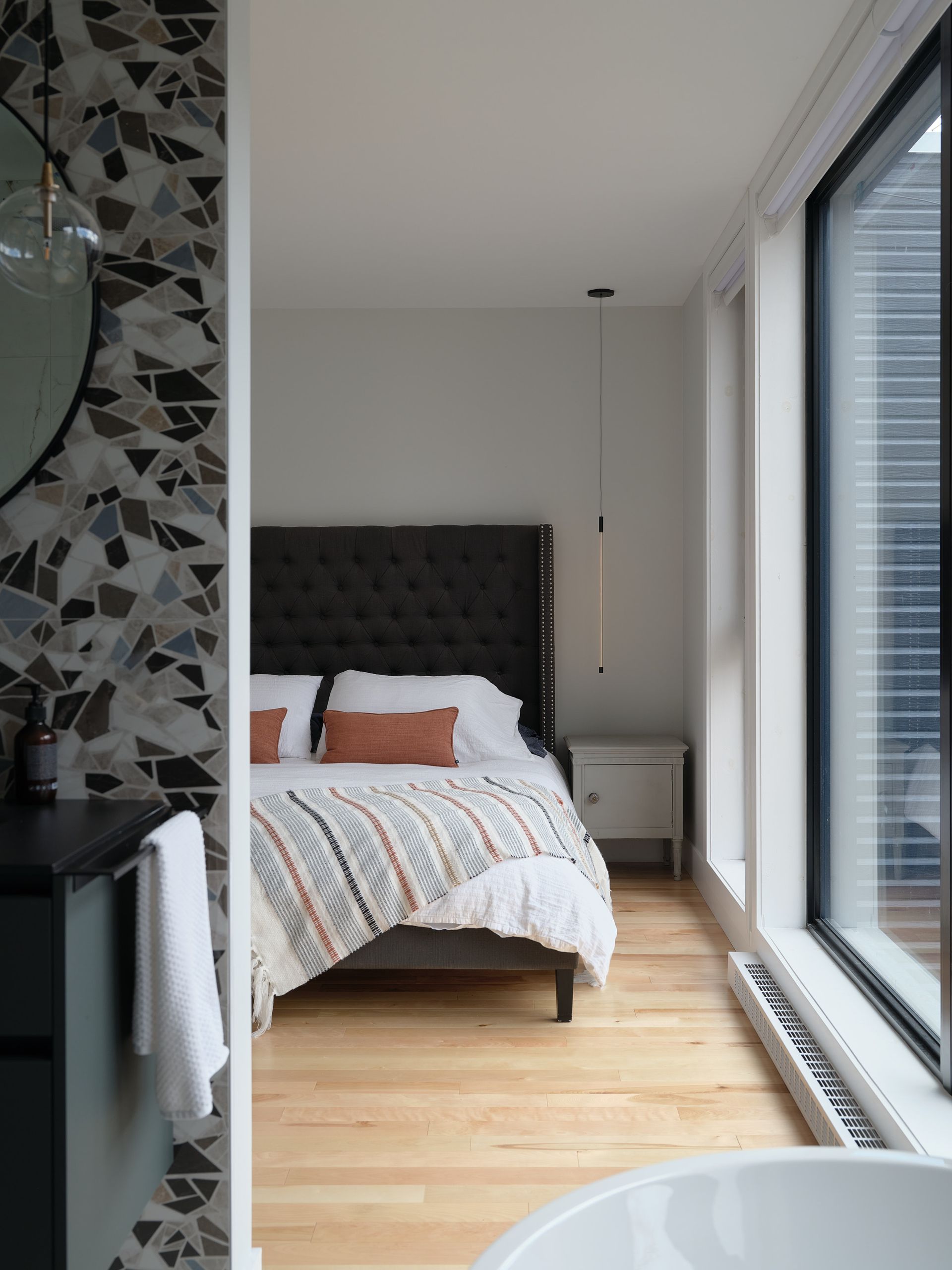 Une chambre avec un grand lit et une baignoire.